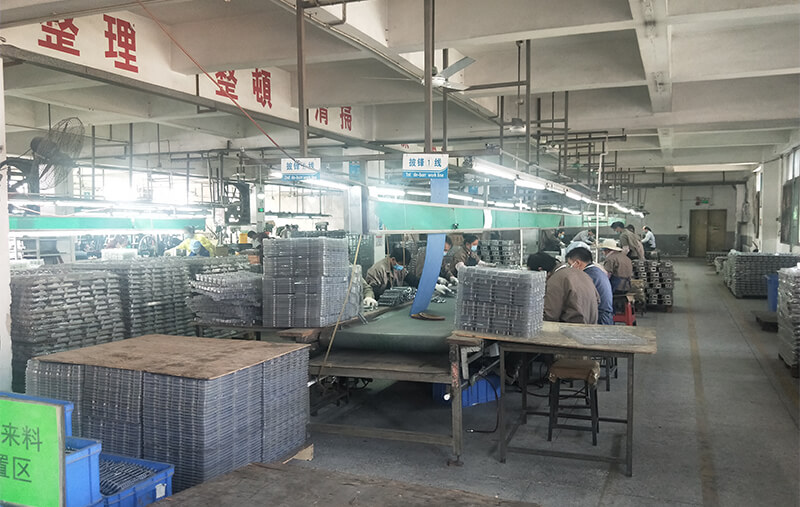 加工課：?jiǎn)屋S鉆床，整形線(xiàn)，去披鋒線(xiàn)，多軸鉆孔機，拉砂機，攻牙機，打磨線(xiàn)，甩干機等共55臺。